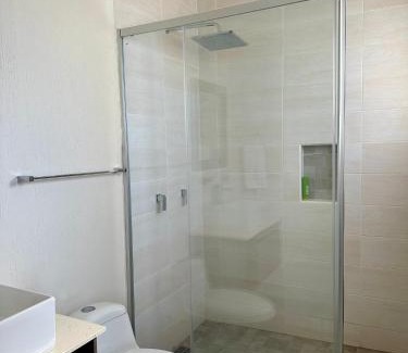 Queretaro House | Habitación con baño privado, frente al Conin