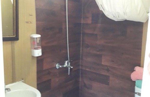 Pelluhue Apartment | Habitación con baño privado containers, auto sustentable