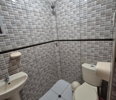 Talara House | Habitación individual con baño privado en Talara centro