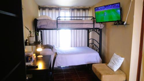 Lomas de Angelopolis House | Habitacion con dos camas dobles y baño propio