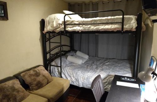 Lomas de Angelopolis House | Habitacion con dos camas dobles y baño propio