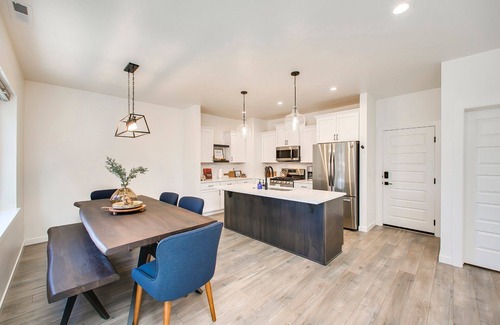 West Valley House | #HabitueHomes - Crossroads Retreat - Hot Tub!