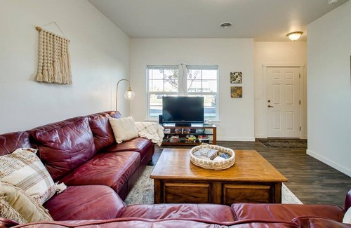 West Valley House | #HabitueHomes - The Centre of it All - 2bed 2.5bath New Construction Condo w/ King Bed!