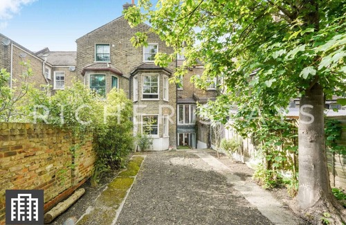 Leabridge House | Hackney Guest Rooms | Spacious Double (RM1)