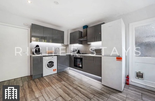 Clapton House | Hackney Guest Rooms | Spacious Double (RM4)