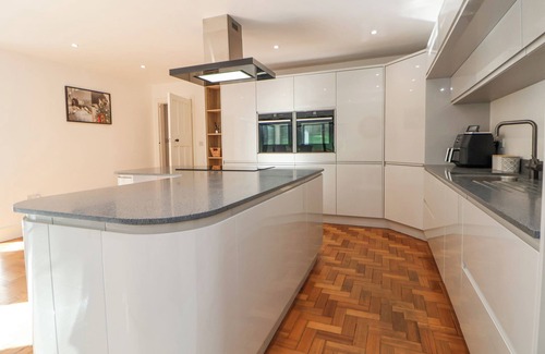 Gwaenysgor Near Prestatyn Cottage | HAFAN Y MOR, pet friendly, with hot tub in Prestatyn