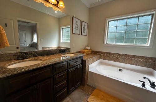 Hahira House | Hahira 3-Bedroom Home near Wild Adventures, Sleeps 12