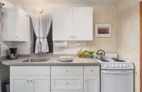 Kaneohe Apartment | Hale Ulula'au - A peaceful forest retreat