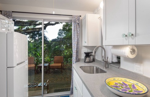 Kaneohe Apartment | Hale Ulula'au - A peaceful forest retreat