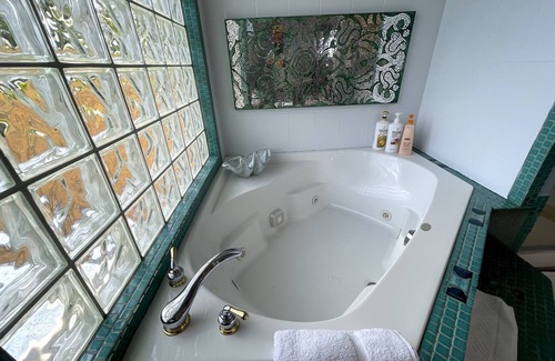 Waialae Iki Ridge House | Hale Wa'a - House of the Canoe - 2 Bed/2 Bath, 5 minute walk to secluded beach!