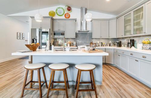 Half Moon Bay House | Half Moon Bay Vacation Rental 1 Mile to Beach!