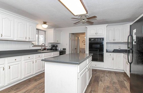 Ashley Oaks House | Halls Rancher on 3 Private Acres