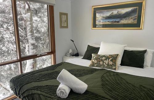 Baw Baw Village Apartment | Halls Retreat - Luxury with a spa
