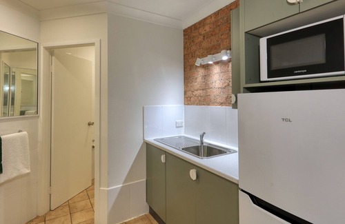 Parkes Hotel | Hamilton's Henry Parkes Motor Inn, Parkes