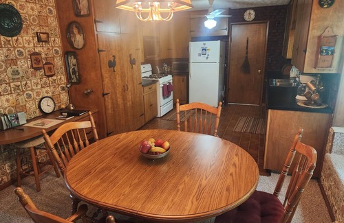 Uniontown House | Hamilton's Hideaway, 3 Bdrm, Amazing 70s Retro Home, 15 mins to NFL Hall Of Fame