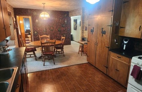 Uniontown House | Hamilton's Hideaway, 3 Bdrm, Amazing 70s Retro Home, 15 mins to NFL Hall Of Fame