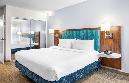 Alpine Center Hotel | Hampton Inn Grand Rapids-North