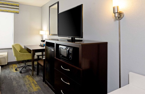 Bakersfield Hotel | Hampton Inn & Suites Bakersfield/Hwy 58, CA