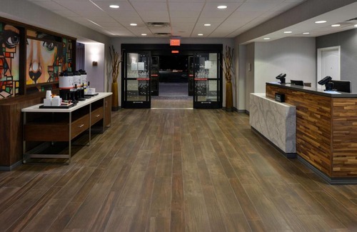 Paradise Hotel | Hampton Inn & Suites Las Vegas Airport