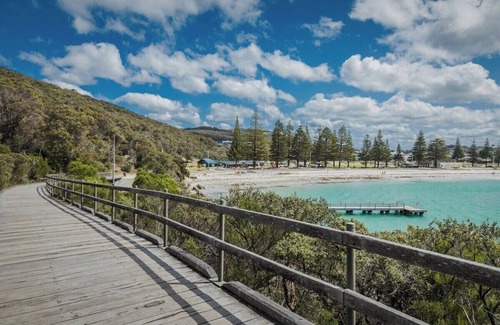 Middleton Beach Apartment | Hamptons style two-story 3 bed, 2 bath apartment located at the heart of Binalup