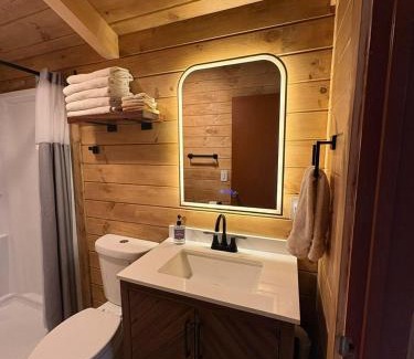 Ashley Oaks Apartment | Hana Cabin sleeps 5 near Windrock general store