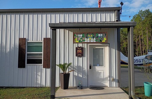 Langley House | Hangar and RV Hookup at Twin Lakes Airport S17 for Masters Week - Fly or drive