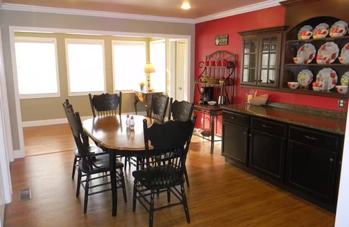 Paris House | Hannah’s Haven-Spacious & family-friendly Guesthouse & deck with high-speed wifi