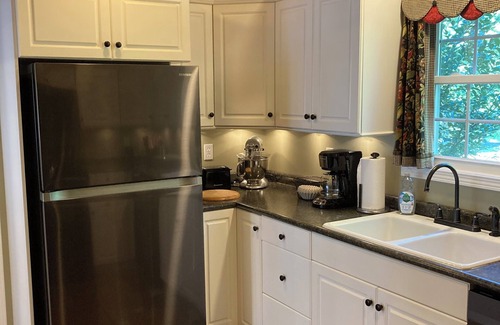 Paris House | Hannah’s Haven-Spacious & family-friendly Guesthouse & deck with high-speed wifi