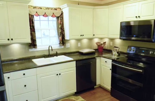 Paris House | Hannah’s Haven-Spacious & family-friendly Guesthouse & deck with high-speed wifi