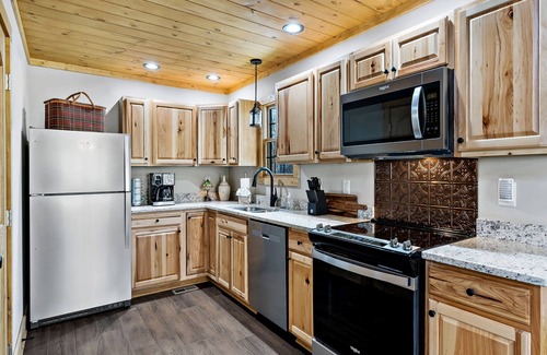 Lake Lure Cottage | Happy Bear: Lake Lure Cottage Hot Tub & Fire Pit