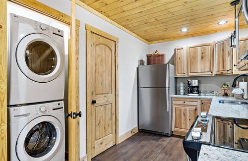Lake Lure Cottage | Happy Bear: Lake Lure Cottage Hot Tub & Fire Pit