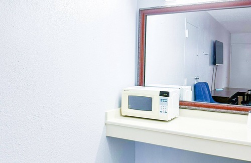 Madisonville Hotel | Happy Stay Inn Madisonville I-69 By OYO