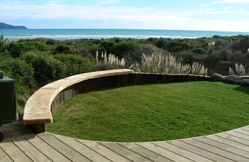 Waikanae House | Harakeke - Award Winning, Beachfront Holiday Home