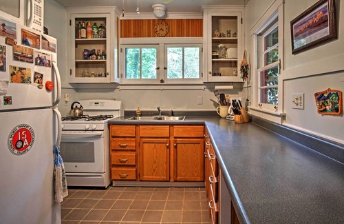 Harbert Cottage | Harbert Cottage w/Fire Pit: Half Mile to Beach!