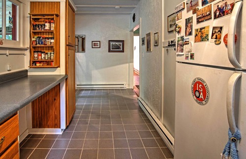 Harbert Cottage | Harbert Cottage w/Fire Pit: Half Mile to Beach!