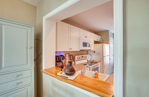 Oceanmarsh Subdivision Condo | Harbor Island Condo with Deck - Steps to Beach!