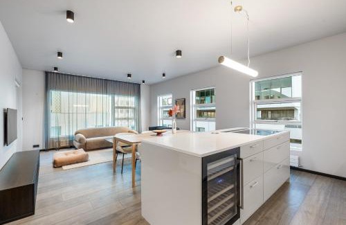 Downtown Apartment | Harbour Lux 3BR & 2BA in the Heart of the City with Free Parking