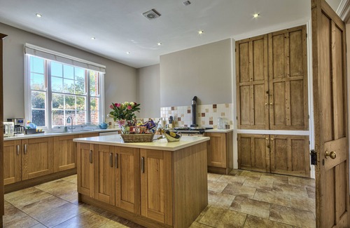 Ipswich Cottage | Harkstead Hall By Group Retreats - sleeps 20 guests in 6 bedrooms