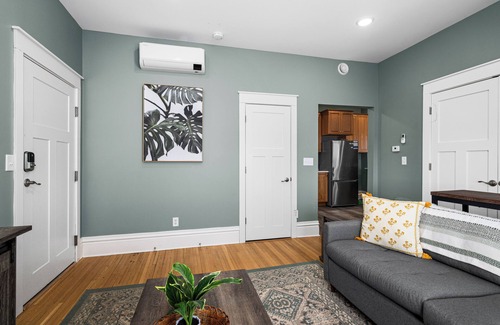 East Hillside Apartment | Harris House | Suite 4 | On Medical Campus