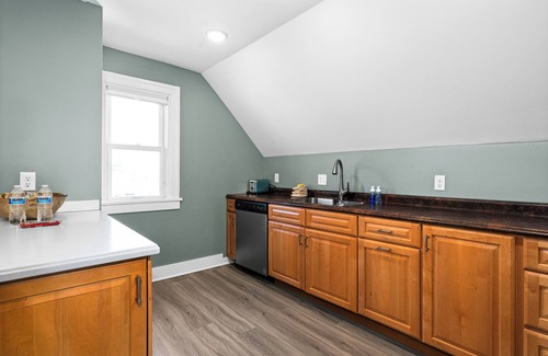 East Hillside Apartment | Harris House | Suite 5 | On Medical Campus