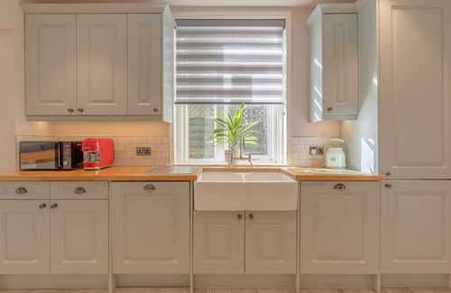 Harrogate Apartment | Harrogate Heights - Sleeps 16, Impeccably curated