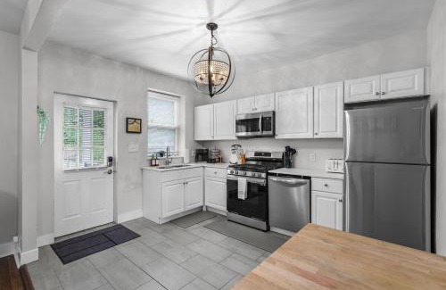 Tower Grove South House | Hartford Stylish 5BR Near Downtown With Private Backyard