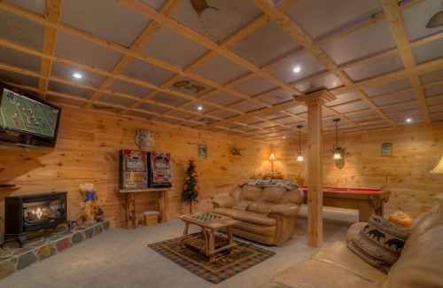 Ridgeline Vistas Cabin | Harvest Moon- Pet Friendly | Entertaining Game Room | Outdoor Fire Pit | Large Hot Tub