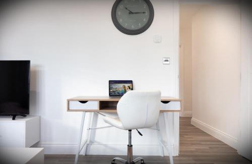 Hatfield Apartment | Hatfield Haven - Modern 2-Bed Retreat near Uni, Business Park & City Center, FREE Parking, Big savings on Longer Stays