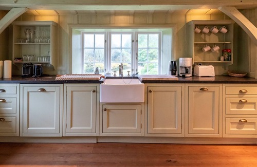 Wenningstedt-Braderup House | Haus Wattenblick - Reetgedecktes Einzelhaus auf ca. 280 m² Wohnfläche für bis zu 6 Personen mit