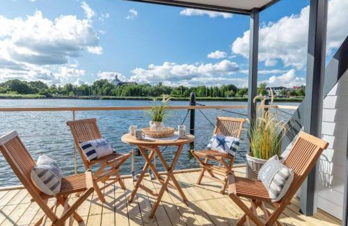 Schleswig Boat Rental | Hausboot Aegir mit Dachterrasse in Schleswig am Ostseefjord Schlei
