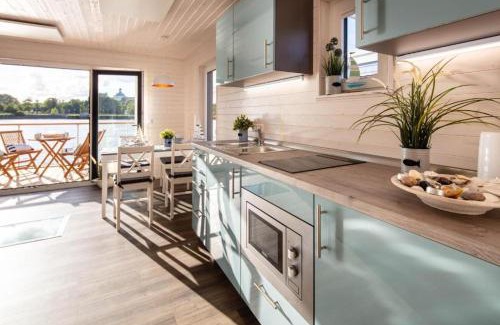 Schleswig Boat Rental | Hausboot Aegir mit Dachterrasse in Schleswig am Ostseefjord Schlei