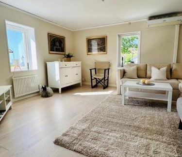 Innerstaden Apartment | Havsutsikt & Solnedgång i två plan på 100kvm för 6p