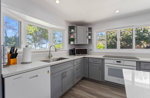 Waimanalo House | Hawaiian Beachfront Living! Gorgeous Whole Home on Oahu’s East Coast Sleeps 10