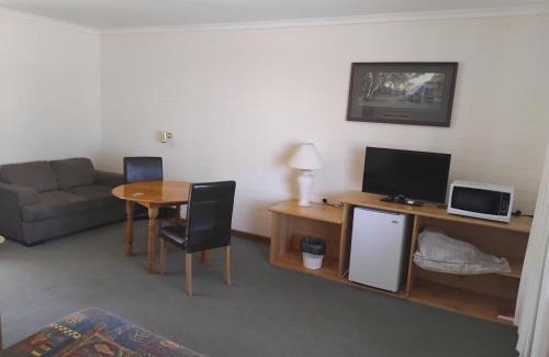 Wonoka Hotel | Hawker Outback Motel
